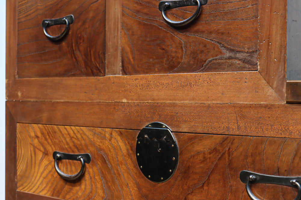 優美なけやき杢目に漆の艶やかな光沢が貫録を漂わす美濃階段箪笥　BB3337