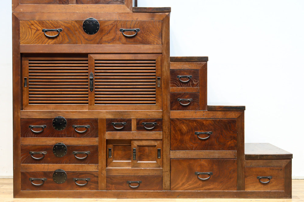 優美なけやき杢目に漆の艶やかな光沢が貫録を漂わす美濃階段箪笥　BB3337