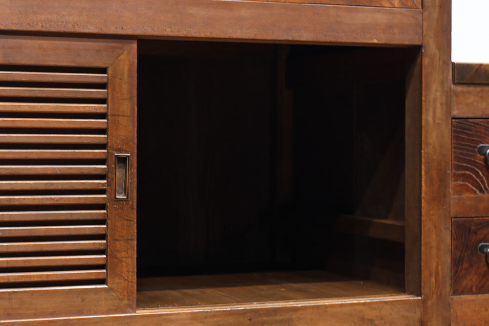 優美なけやき杢目に漆の艶やかな光沢が貫録を漂わす美濃階段箪笥　BB3337