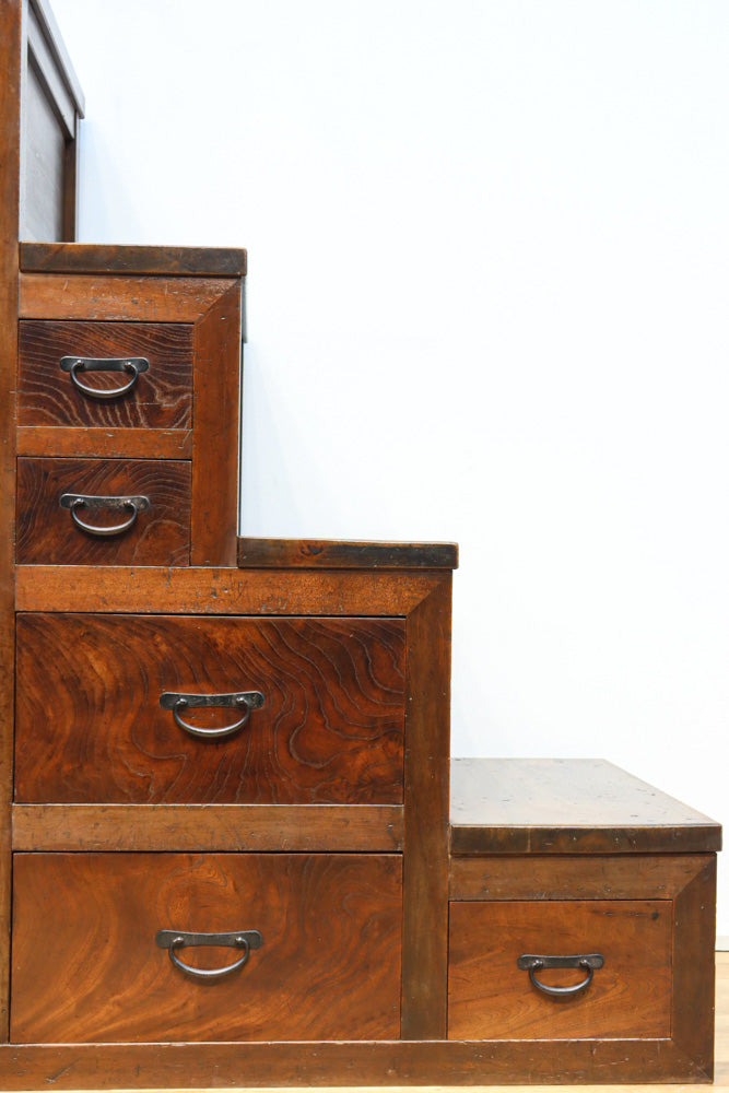 優美なけやき杢目に漆の艶やかな光沢が貫録を漂わす美濃階段箪笥　BB3337