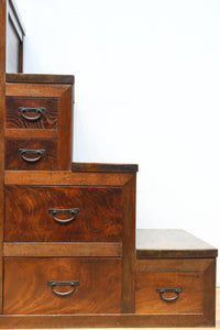 優美なけやき杢目に漆の艶やかな光沢が貫録を漂わす美濃階段箪笥　BB3337