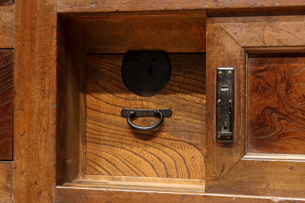 優美なけやき杢目に漆の艶やかな光沢が貫録を漂わす美濃階段箪笥　BB3337