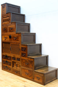 優美なけやき杢目に漆の艶やかな光沢が貫録を漂わす美濃階段箪笥　BB3337