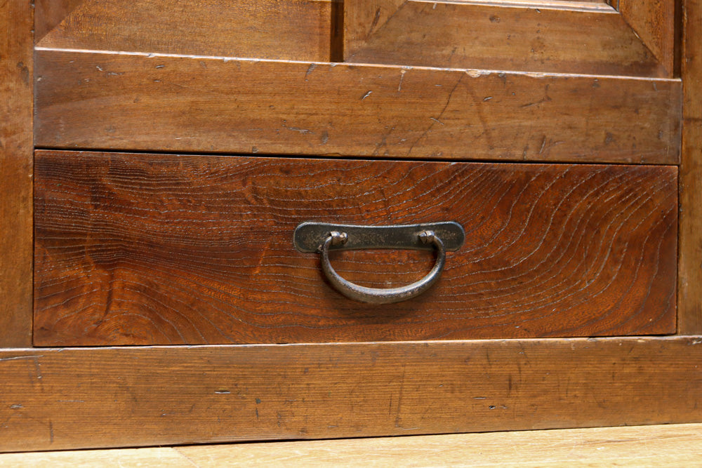 優美なけやき杢目に漆の艶やかな光沢が貫録を漂わす美濃階段箪笥　BB3337