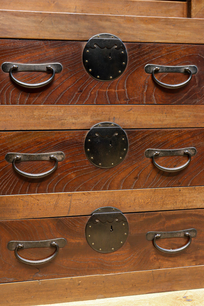 優美なけやき杢目に漆の艶やかな光沢が貫録を漂わす美濃階段箪笥　BB3337