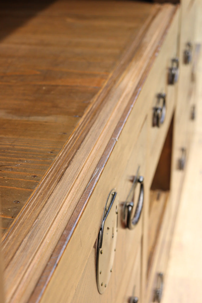 優美なけやき杢目に漆の艶やかな光沢が貫録を漂わす美濃階段箪笥　BB3337