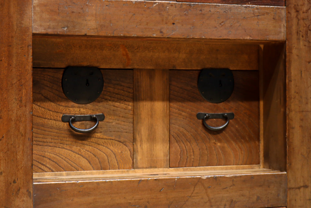 優美なけやき杢目に漆の艶やかな光沢が貫録を漂わす美濃階段箪笥　BB3337