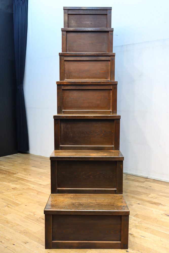 優美なけやき杢目に漆の艶やかな光沢が貫録を漂わす美濃階段箪笥　BB3337