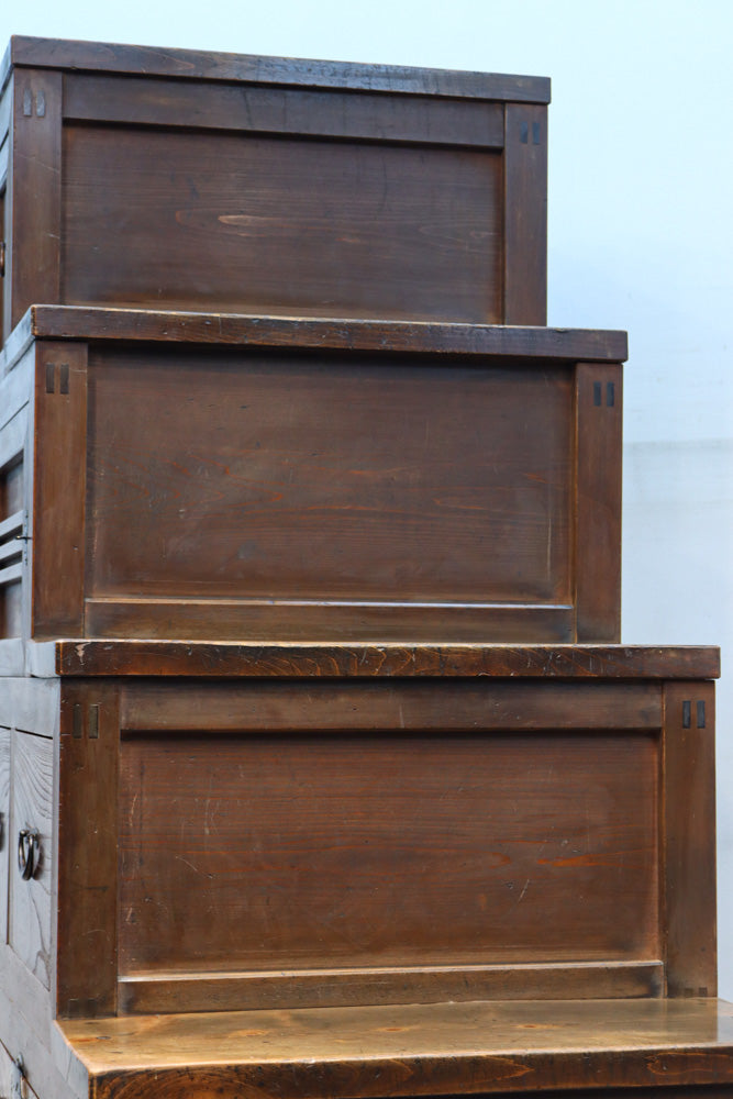 優美なけやき杢目に漆の艶やかな光沢が貫録を漂わす美濃階段箪笥　BB3337