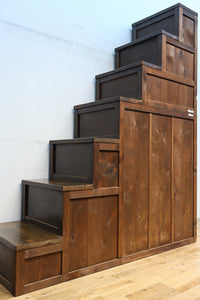 優美なけやき杢目に漆の艶やかな光沢が貫録を漂わす美濃階段箪笥　BB3337