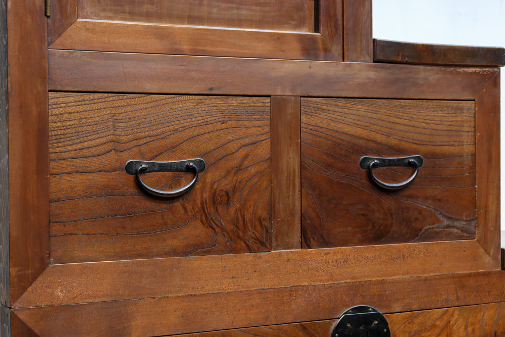 優美なけやき杢目に漆の艶やかな光沢が貫録を漂わす美濃階段箪笥　BB3337