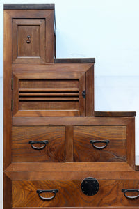 優美なけやき杢目に漆の艶やかな光沢が貫録を漂わす美濃階段箪笥　BB3337