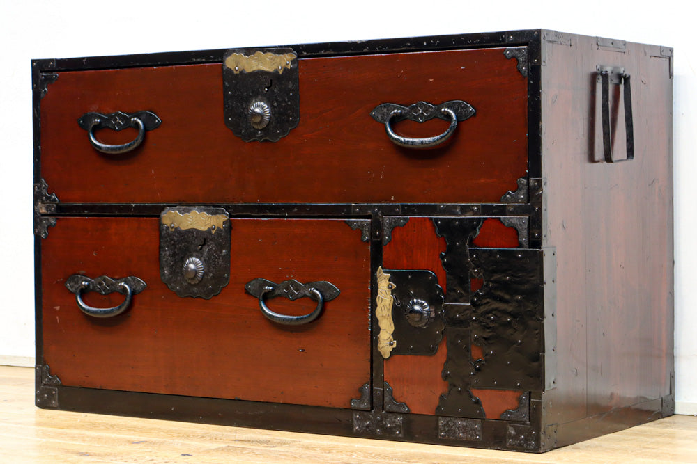 縁起良い装飾金具で雅な面持ちある二本松衣裳箪笥　BB3368