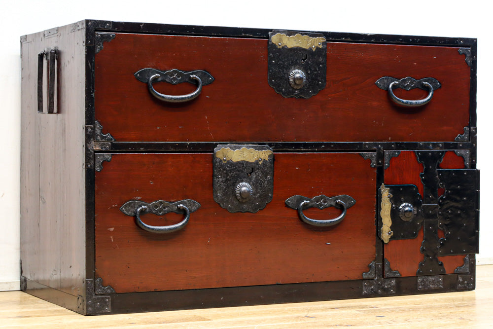 縁起良い装飾金具で雅な面持ちある二本松衣裳箪笥　BB3368