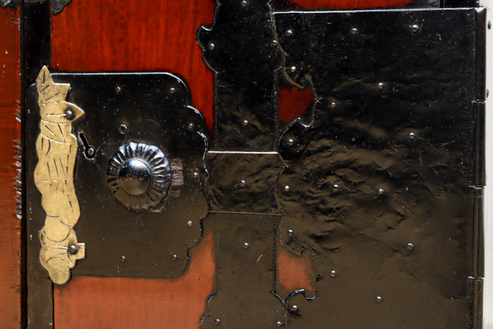 縁起良い装飾金具で雅な面持ちある二本松衣裳箪笥　BB3368