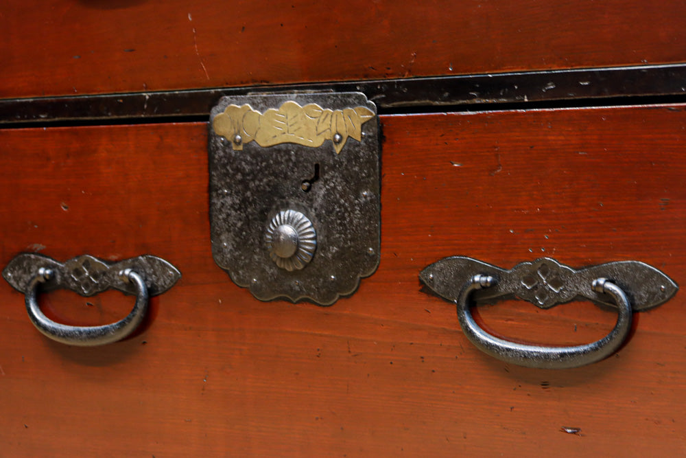 縁起良い装飾金具で雅な面持ちある二本松衣裳箪笥　BB3368