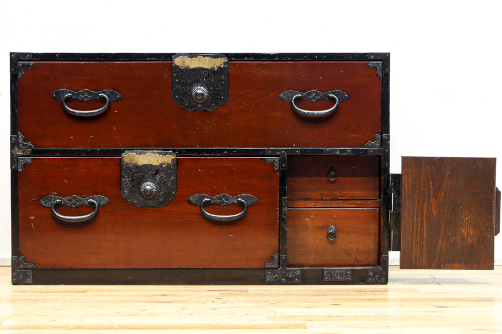 縁起良い装飾金具で雅な面持ちある二本松衣裳箪笥　BB3368