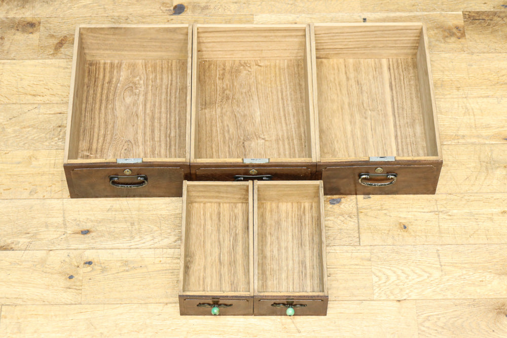 繊細な杢目が浮かびレトロ感溢れる小型茶箪笥　BB3370