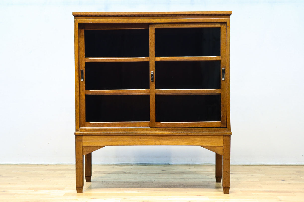 シンプル装飾でレトロな雰囲気あるガラスケース(脚付き)　BB3372