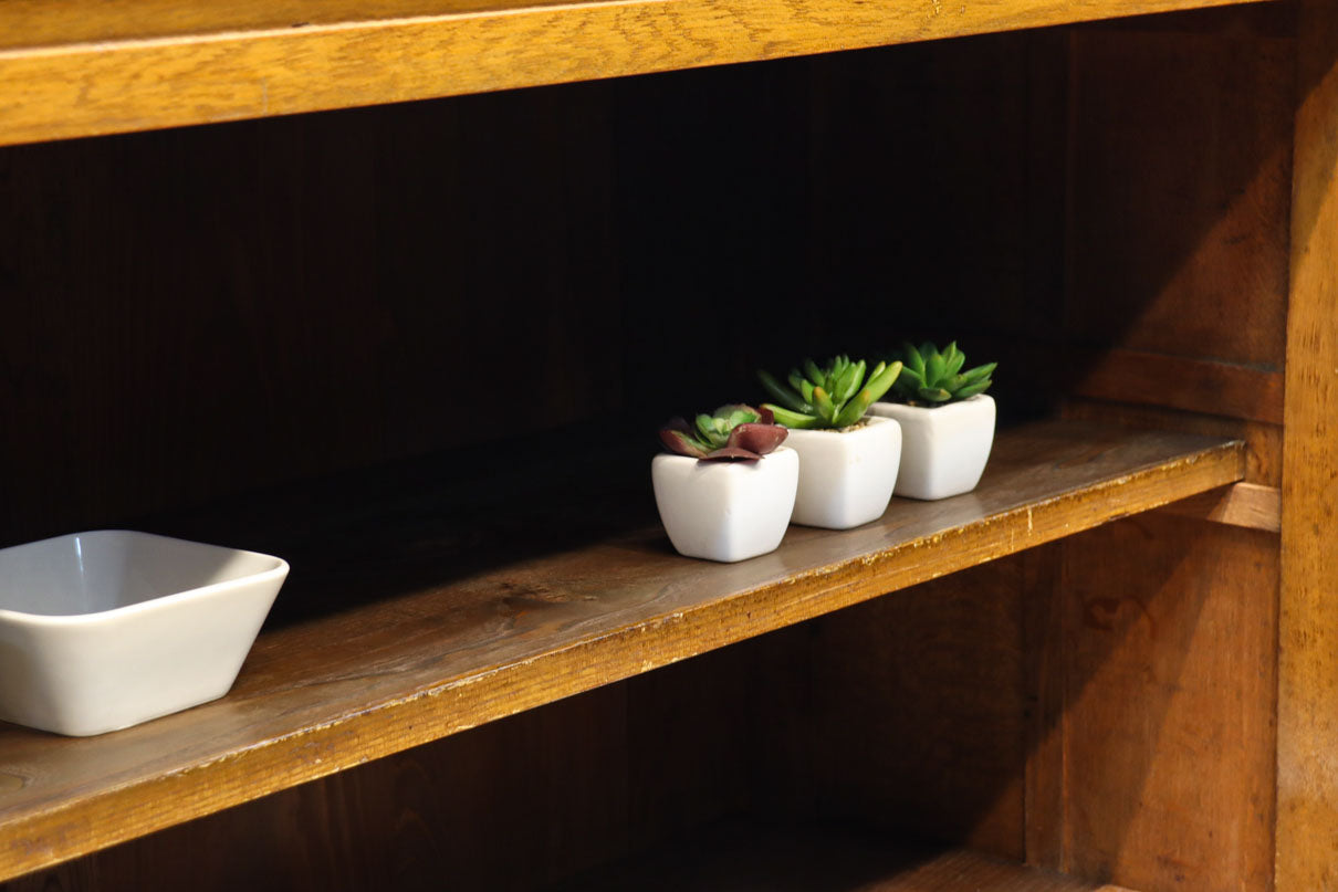 シンプル装飾でレトロな雰囲気あるガラスケース(脚付き)　BB3372