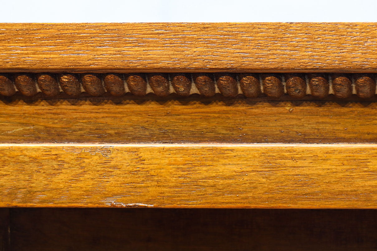 シンプル装飾でレトロな雰囲気あるガラスケース(脚付き)　BB3372