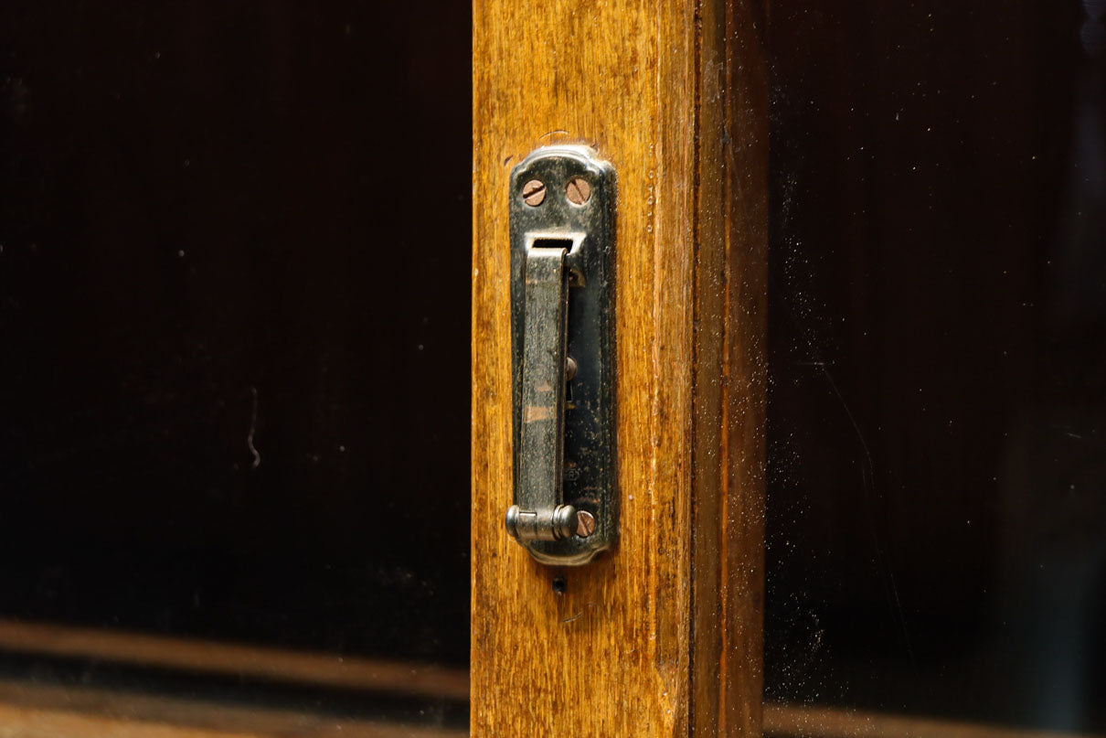 シンプル装飾でレトロな雰囲気あるガラスケース(脚付き)　BB3372