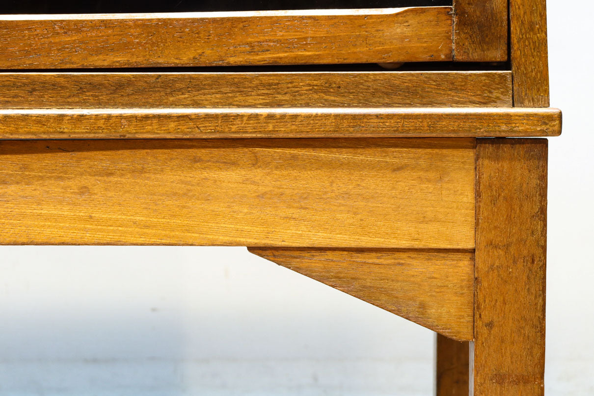 シンプル装飾でレトロな雰囲気あるガラスケース(脚付き)　BB3372