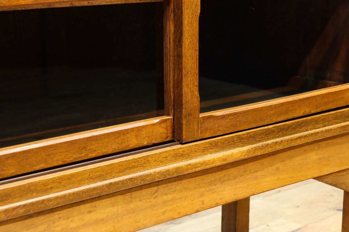 シンプル装飾でレトロな雰囲気あるガラスケース(脚付き)　BB3372