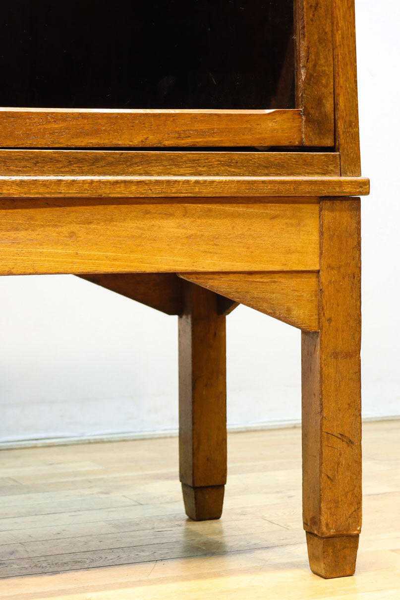 シンプル装飾でレトロな雰囲気あるガラスケース(脚付き)　BB3372