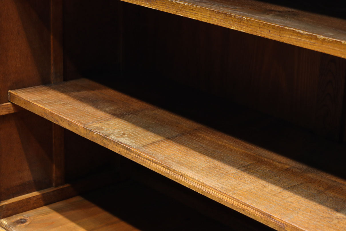 シンプル装飾でレトロな雰囲気あるガラスケース(脚付き)　BB3372