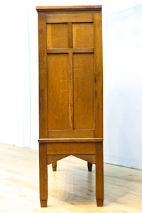 シンプル装飾でレトロな雰囲気あるガラスケース(脚付き)　BB3372