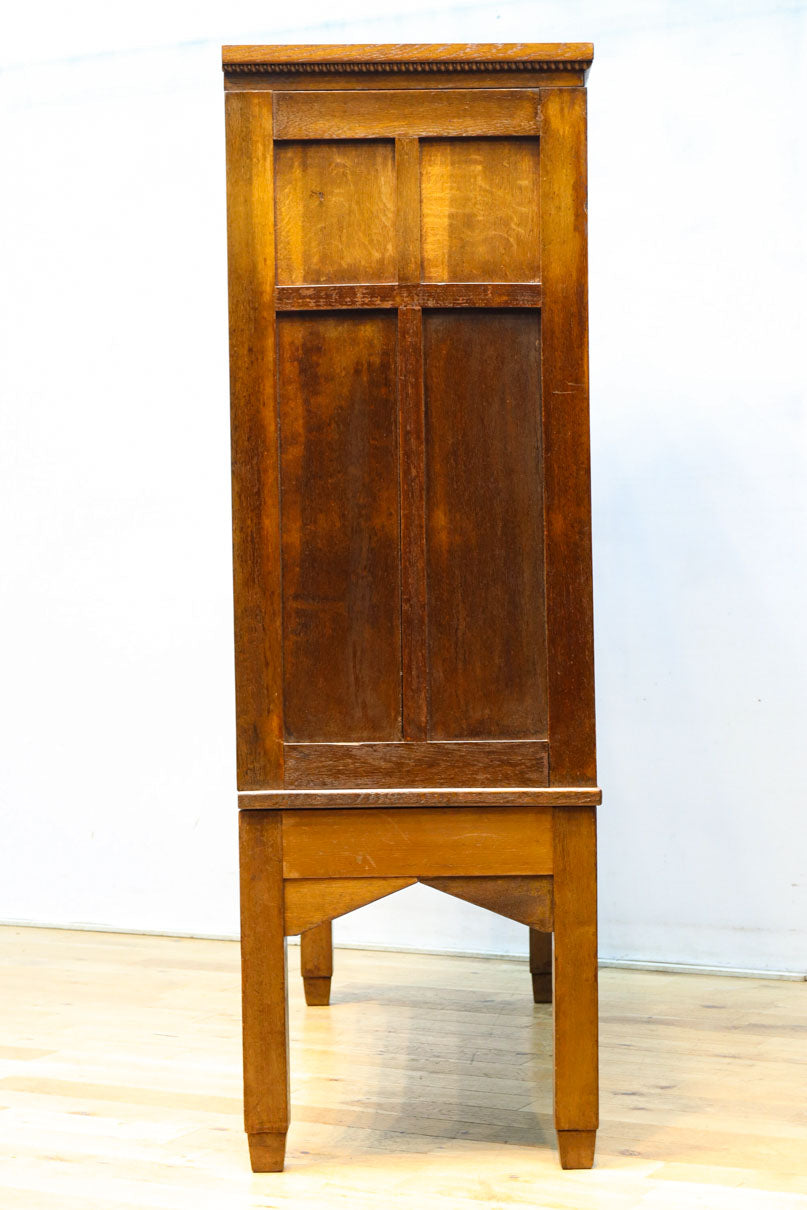 シンプル装飾でレトロな雰囲気あるガラスケース(脚付き)　BB3372