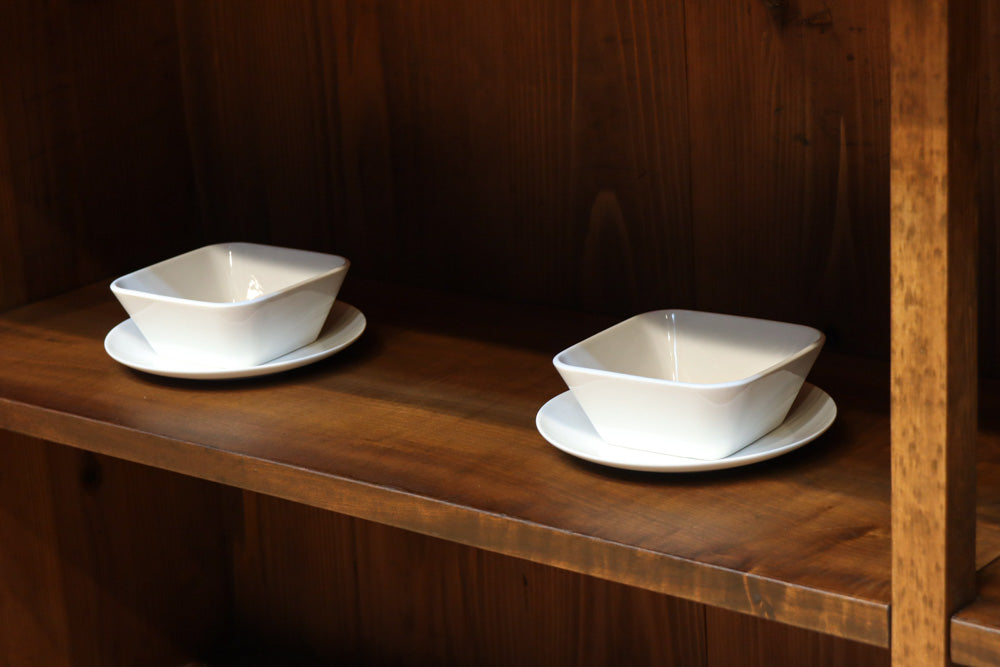 ゆらゆらガラスが引き立つ上品な佇まいをしたガラスケース　BB3379