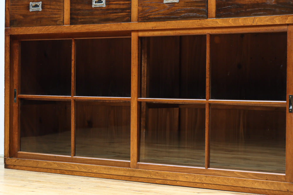 ゆらゆらガラスが引き立つ上品な佇まいをしたガラスケース　BB3379