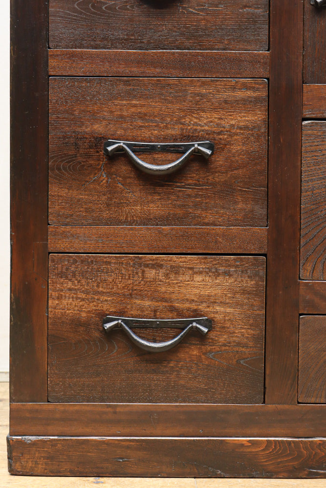 小型サイズ!! 歳月を重ねた時代の風格漂う階段箪笥　BB3380