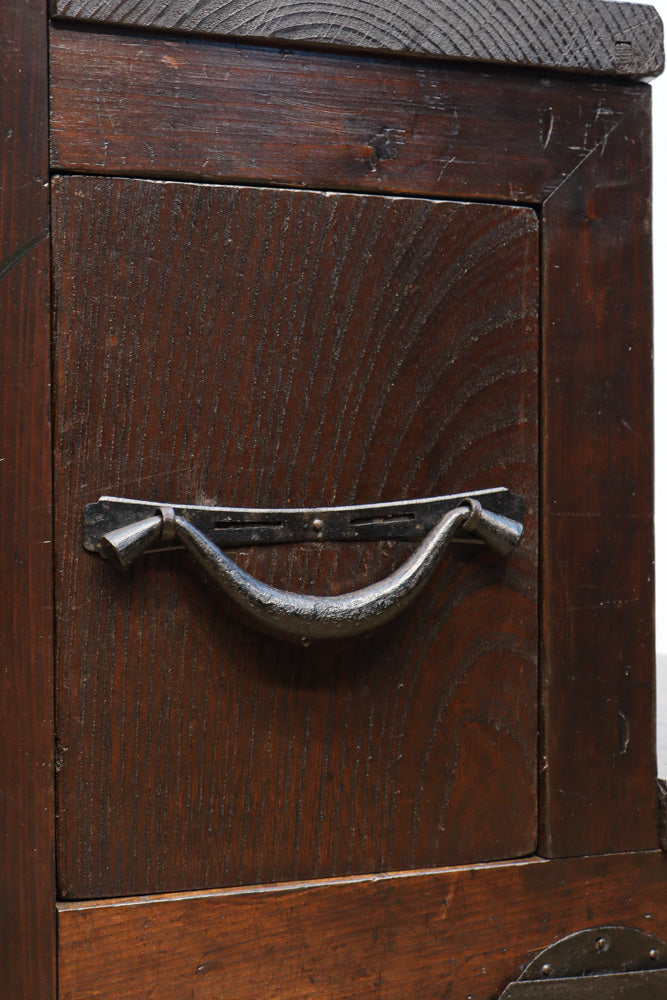 小型サイズ!! 歳月を重ねた時代の風格漂う階段箪笥　BB3380