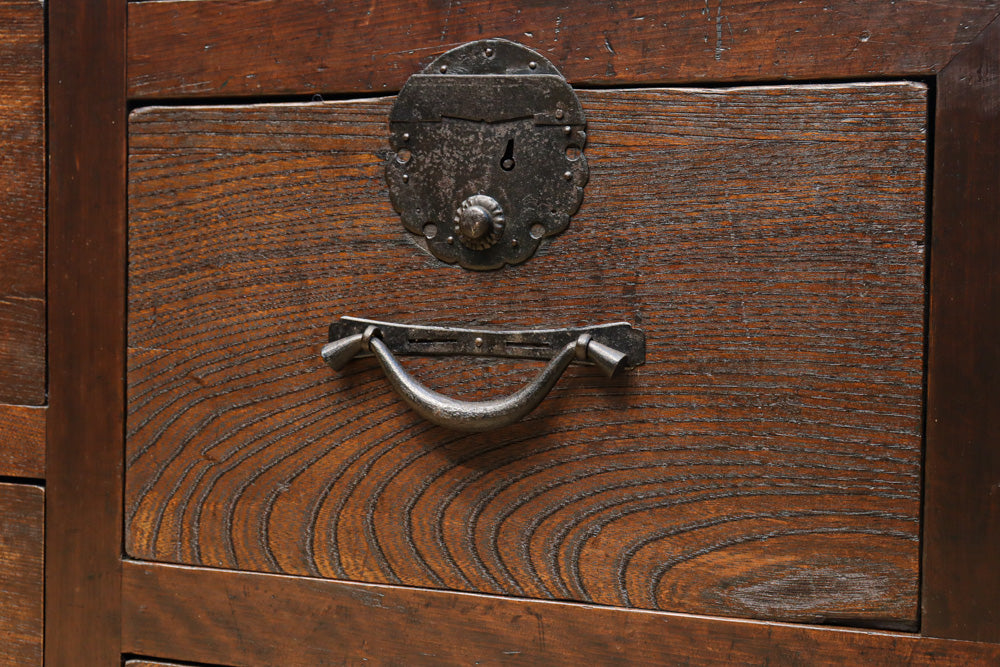 小型サイズ!! 歳月を重ねた時代の風格漂う階段箪笥　BB3380