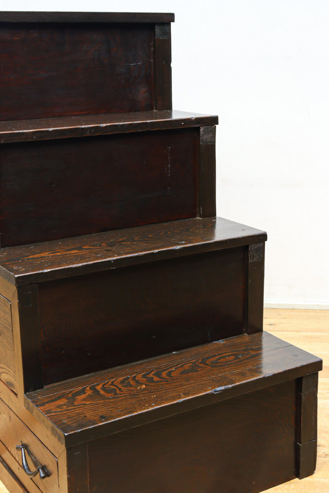 小型サイズ!! 歳月を重ねた時代の風格漂う階段箪笥　BB3380