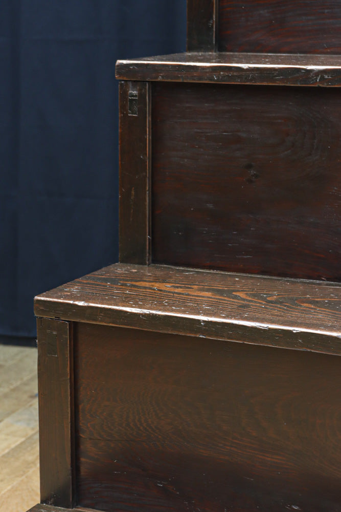 小型サイズ!! 歳月を重ねた時代の風格漂う階段箪笥　BB3380