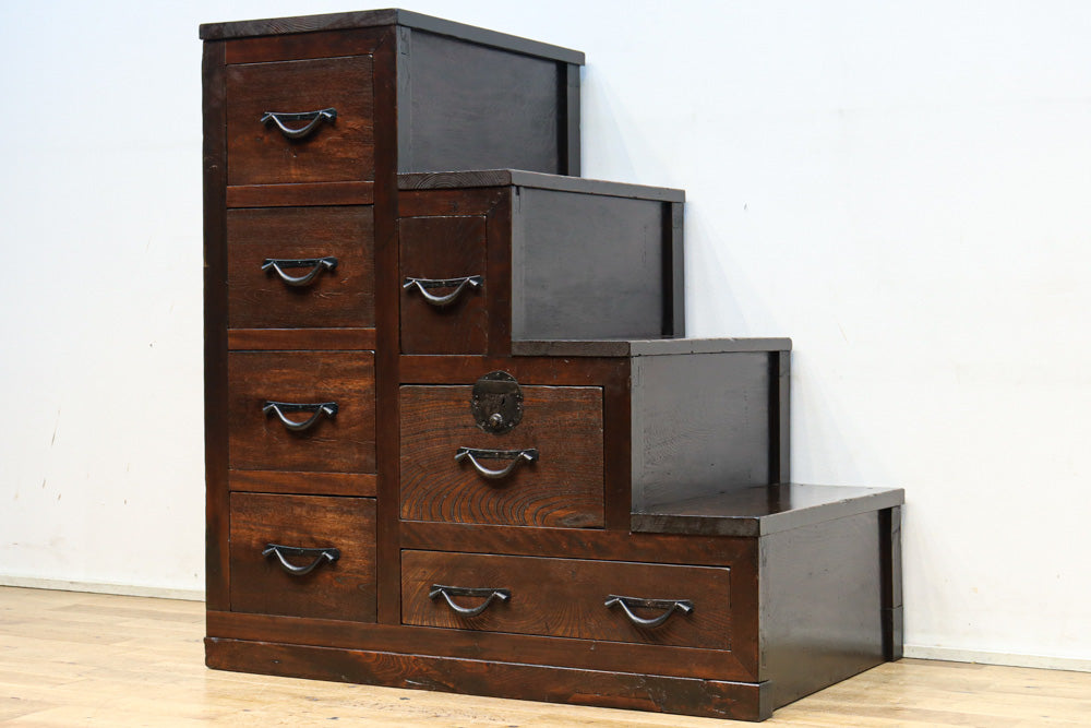 小型サイズ!! 歳月を重ねた時代の風格漂う階段箪笥　BB3380