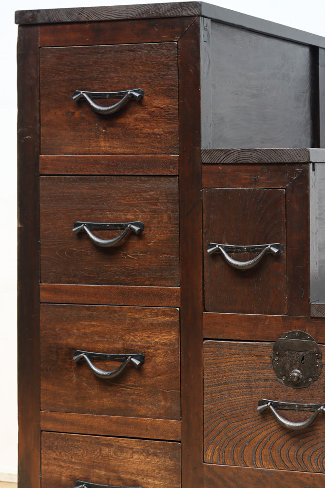 小型サイズ!! 歳月を重ねた時代の風格漂う階段箪笥　BB3380