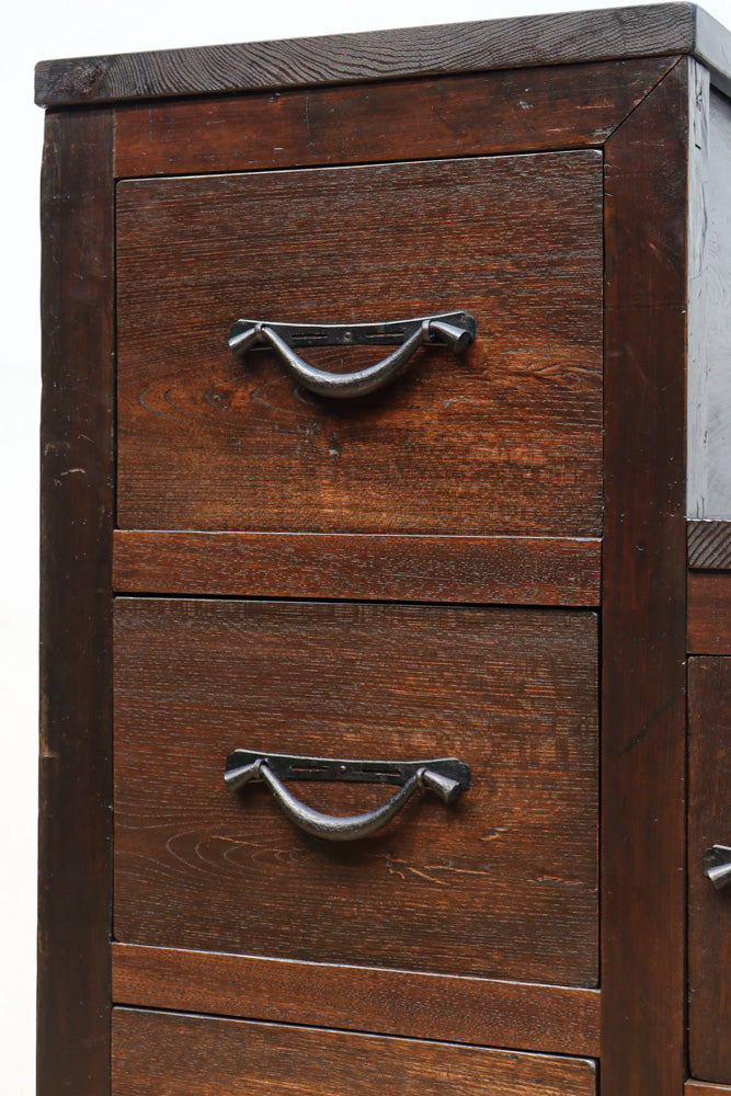 小型サイズ!! 歳月を重ねた時代の風格漂う階段箪笥　BB3380