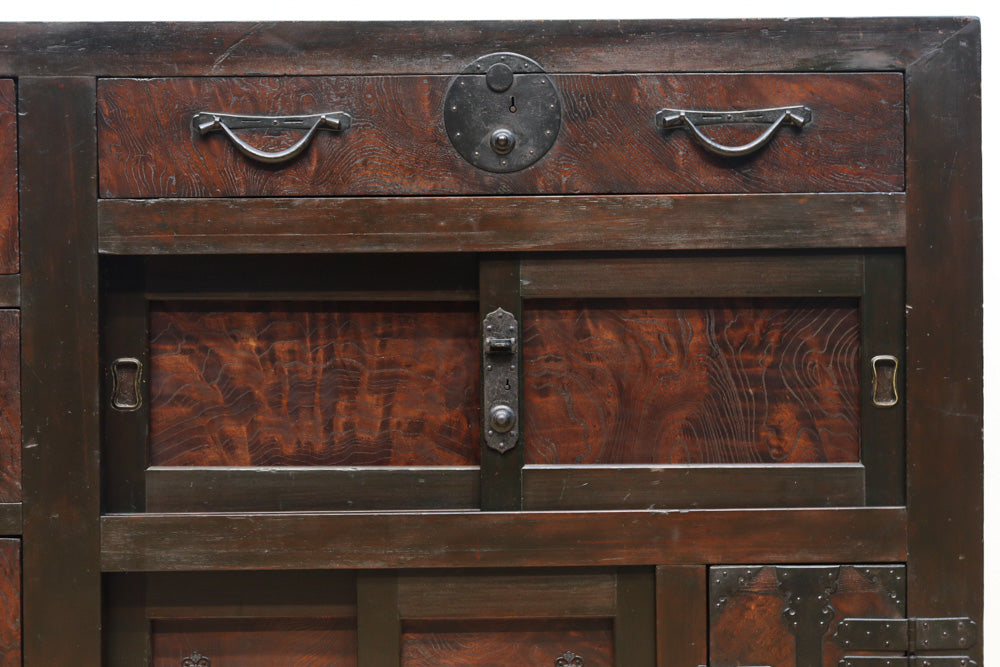 珍品!! 赤みを帯びた艶やかな色彩と丸金具が趣きを深める収納箪笥　BB3381