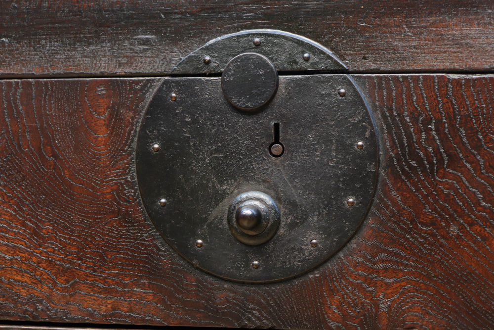 珍品!! 赤みを帯びた艶やかな色彩と丸金具が趣きを深める収納箪笥　BB3381