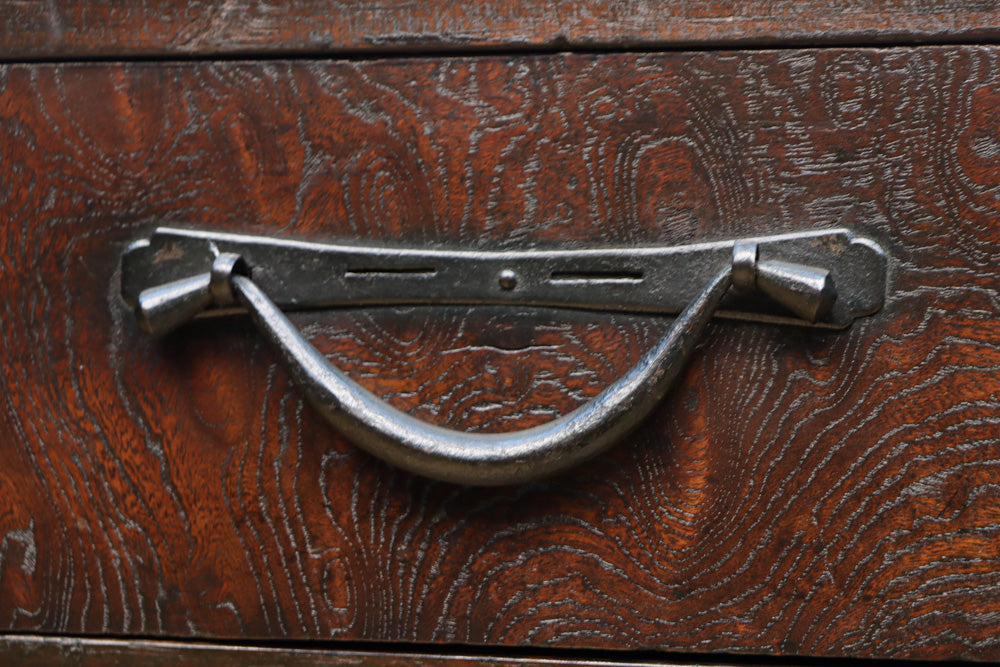 珍品!! 赤みを帯びた艶やかな色彩と丸金具が趣きを深める収納箪笥　BB3381