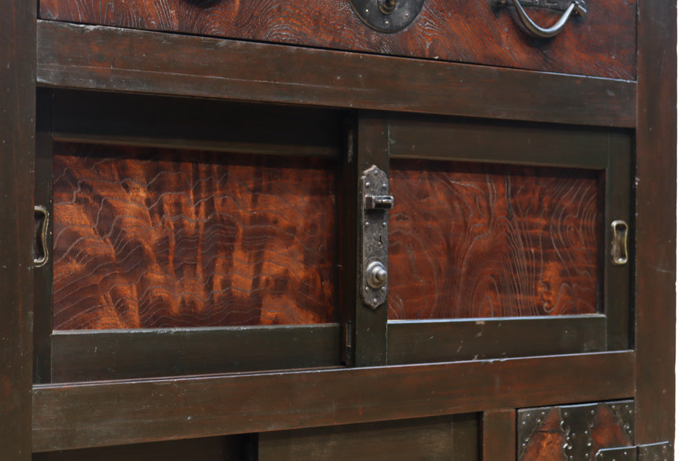 珍品!! 赤みを帯びた艶やかな色彩と丸金具が趣きを深める収納箪笥　BB3381