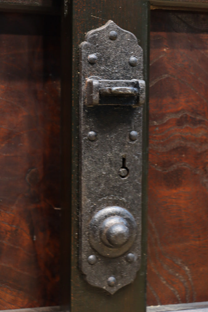 珍品!! 赤みを帯びた艶やかな色彩と丸金具が趣きを深める収納箪笥　BB3381