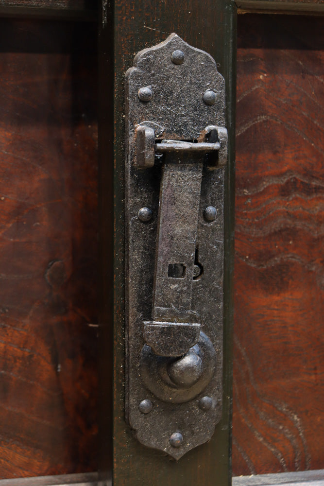 珍品!! 赤みを帯びた艶やかな色彩と丸金具が趣きを深める収納箪笥　BB3381