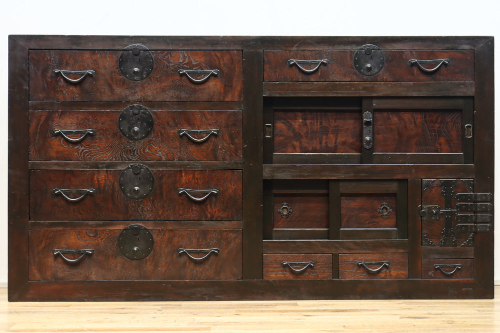 珍品!! 赤みを帯びた艶やかな色彩と丸金具が趣きを深める収納箪笥　BB3381