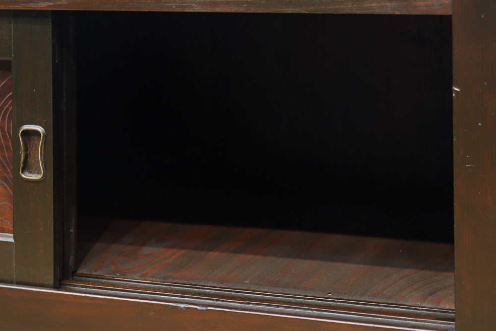 珍品!! 赤みを帯びた艶やかな色彩と丸金具が趣きを深める収納箪笥　BB3381